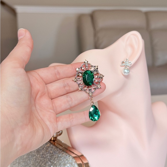 Classic Vintage Green and Gold Brooch - Picture 4 of 8